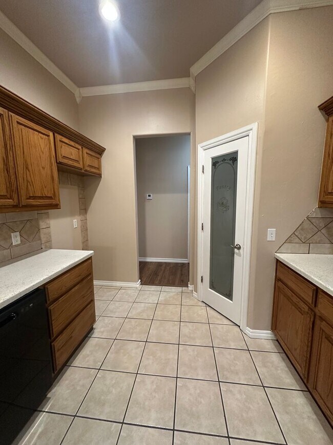 Building Photo - 2504 Thomas Dr