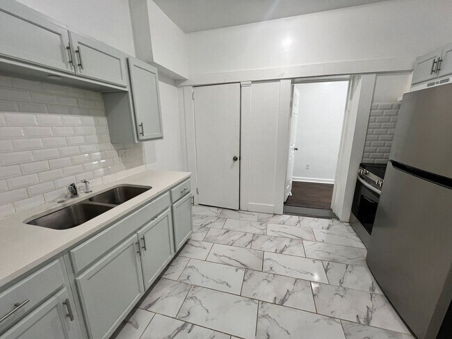 Building Photo - Stylish 2-Bedroom Unit Featuring Decorative Fireplace