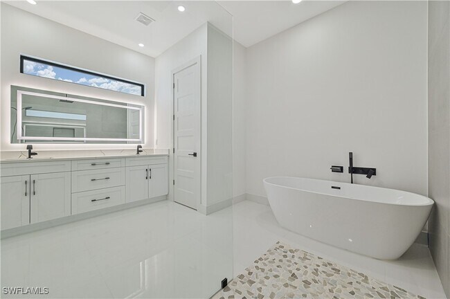 Building Photo - 106 NW 18th Pl