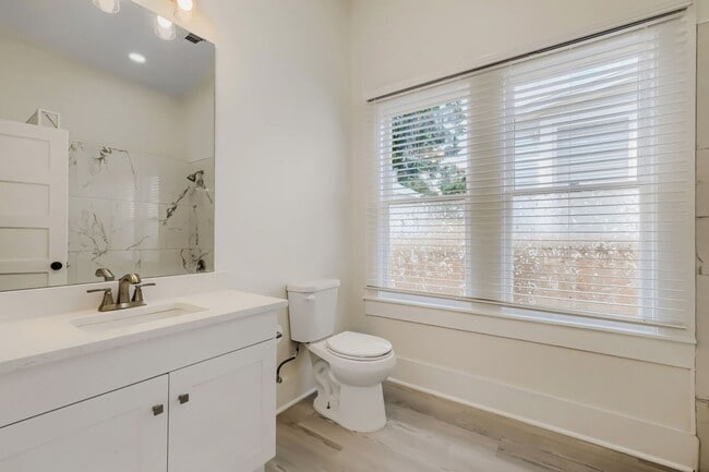 Building Photo - Beautifully Remodeled Dignowity Hills Home | Minutes to The Pearl, Downtown & Parks!