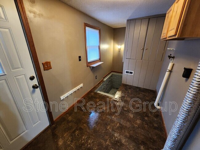 Building Photo - 1809 S Center St