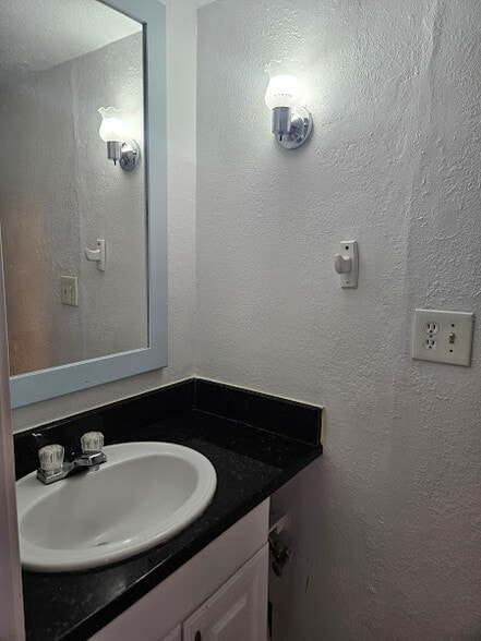 Building Photo - 2109 E Bougainvillea Ave