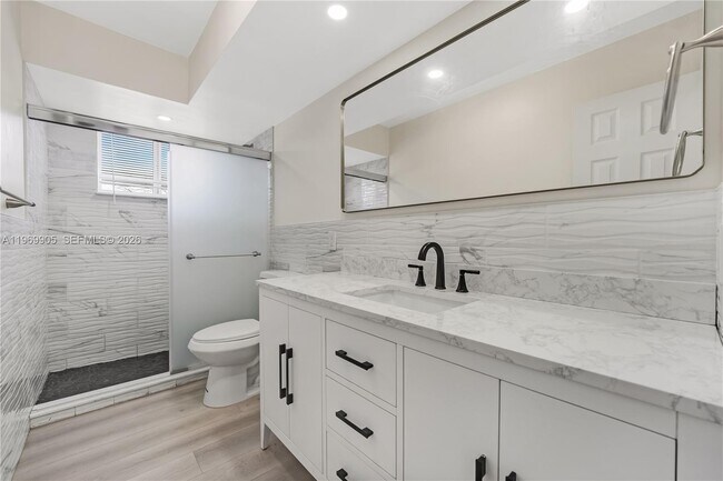 Building Photo - 215 Entrada Dr