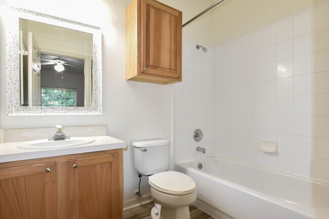 Building Photo - 436 NW 50th Blvd. (Monticello at Millpond)