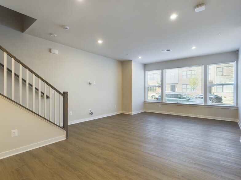 Building Photo - 43801 Middleway Ter