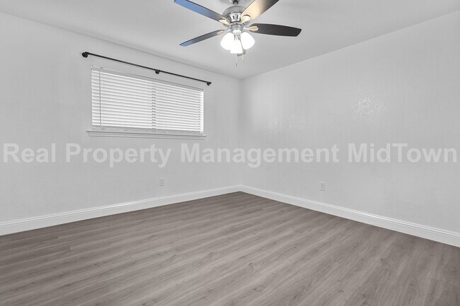 Building Photo - Charming Home Centrally Located in the DFW