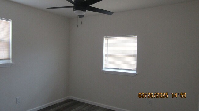 Building Photo - Newly renovated! Pet Friendly!