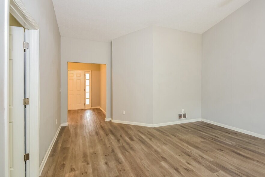 Building Photo - 3615 Clubside Walk