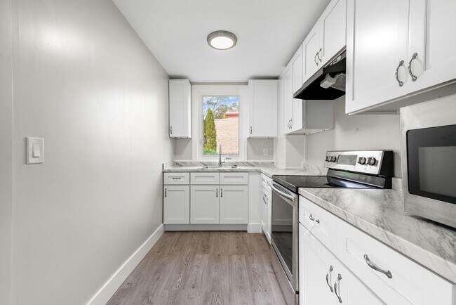 Building Photo - Spacious 3-Bedroom Home with Sunroom & Off-Street Parking in Johnston!