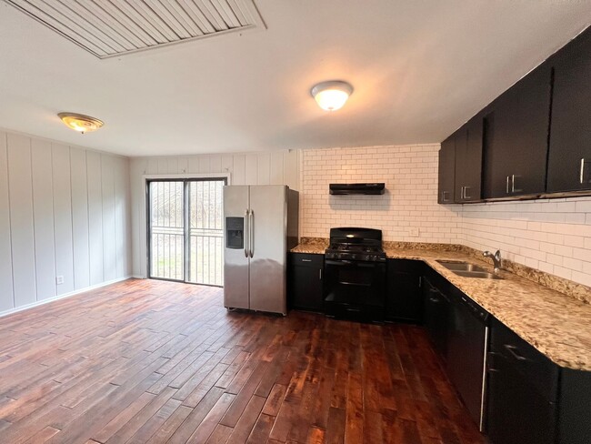 Building Photo - Great Natural light, Great yard