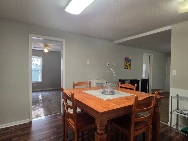 Building Photo - Knoxville 37921 - 3 bedroom 1 bath - call Lisa Vineyard or Shannon Russell 865-216-9334