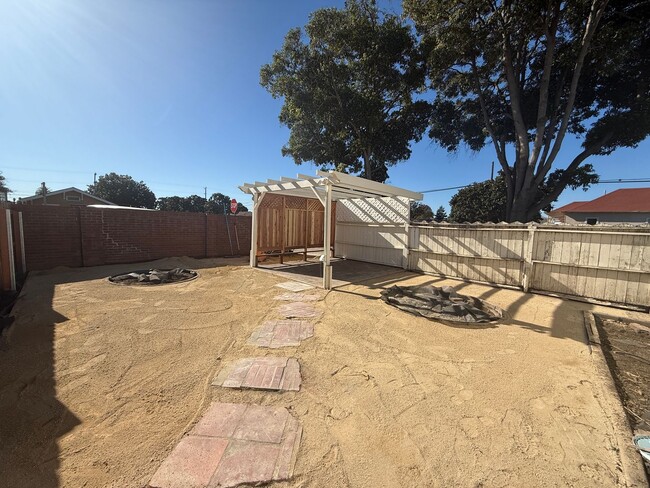 Building Photo - Completely Remodeled Cottage with Fenced Y...