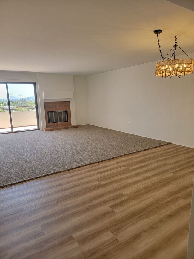 Building Photo - 2 BR / 2 BA Condo with Spectacular Views Near Patrick Henry High School