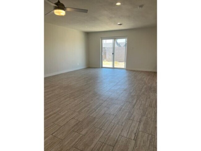 Building Photo - 3 bedroom 2 bathroom newly remodeled