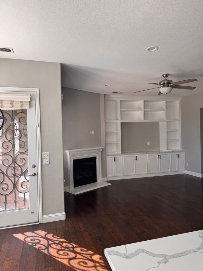 Building Photo - Beautiful single family home