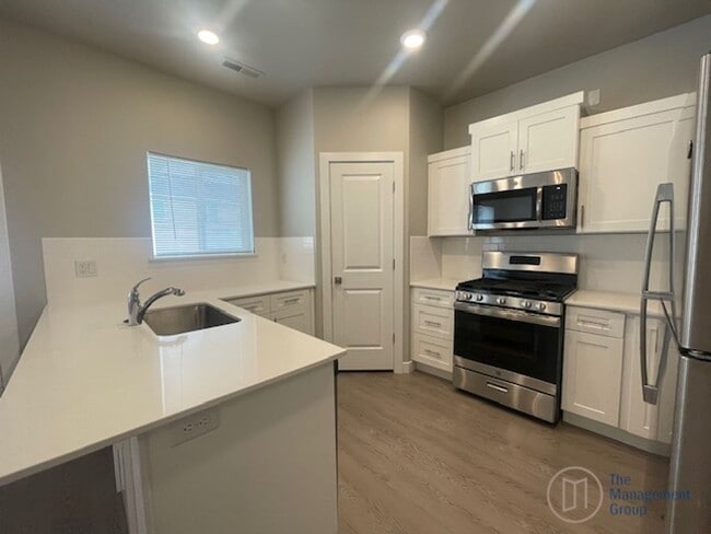 Building Photo - Cedar City Charm!