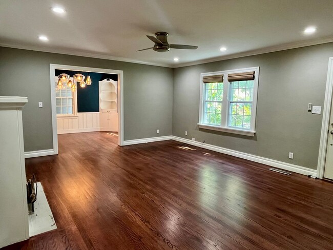 Building Photo - Super Cute 2 Bedroom 1 Bath!!