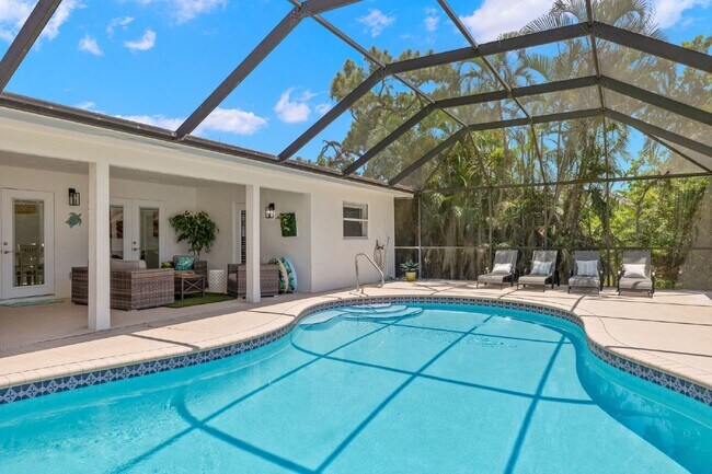 Building Photo - Naples Park Pool home - walking distance to the beach!