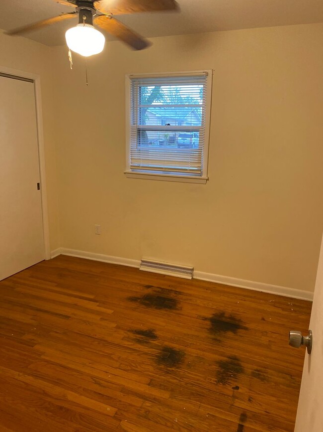Building Photo - 3 bedroom single family home with huge bon...