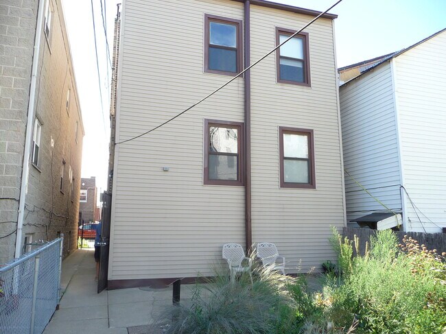 Back Porch - 2318 W Diversey Ave