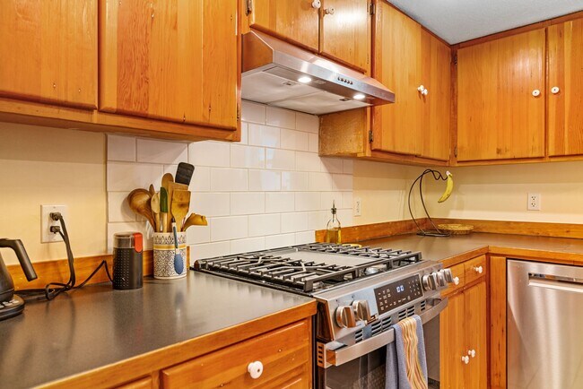 Building Photo - Fully Furnished Northside Bungalow Available for Month of August, 2026