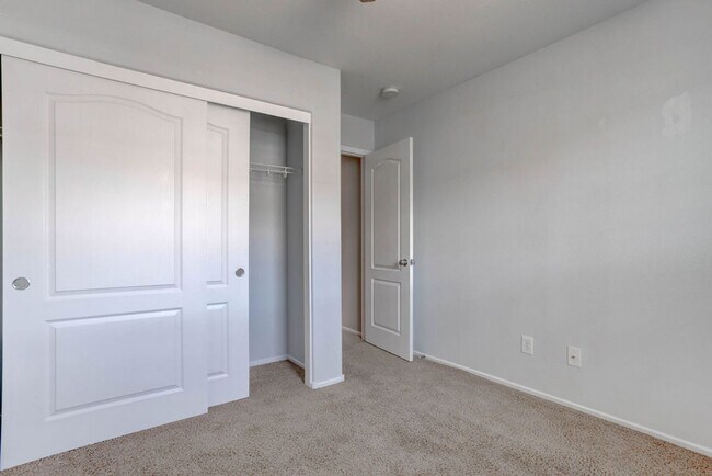 Building Photo - 27 Hudson Canyon St