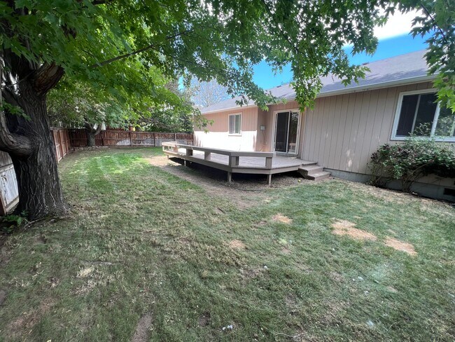 Building Photo - NE Bend 3 Bed/2 Bath Single Family Home - ...