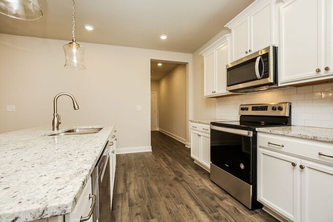 Building Photo - 2512 Elmcroft Ave