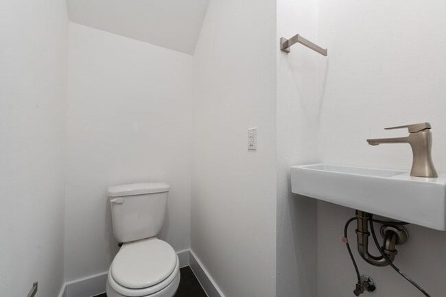 Building Photo - 2504 E 6th St