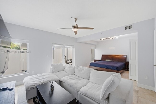 Building Photo - 832 N Victoria Park Rd