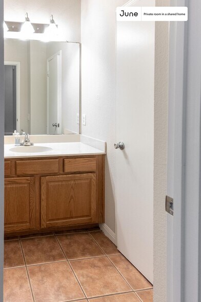 Building Photo - Room in Shared 5 bed/2 bath home