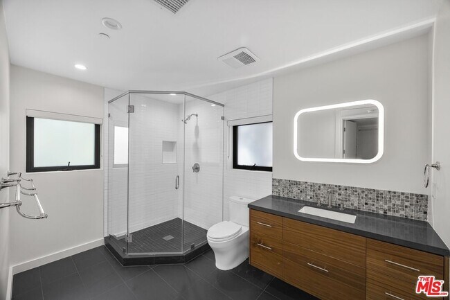 Building Photo - 141 Hollister Ave