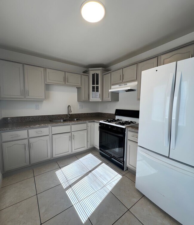 Building Photo - 159 E 83rd St