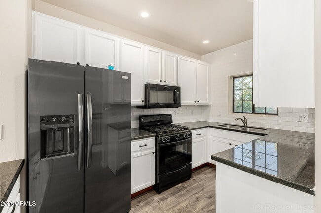 Building Photo - 3426 E Avalon Dr