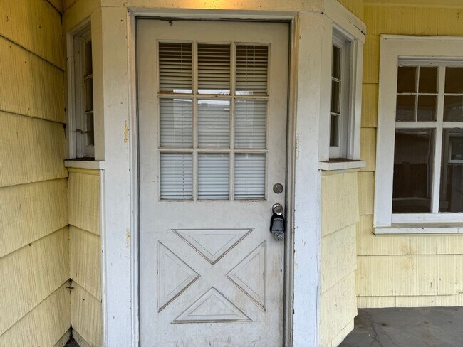 Building Photo - Large 4 bedroom, 1.5 bathroom farm house on River Rd!