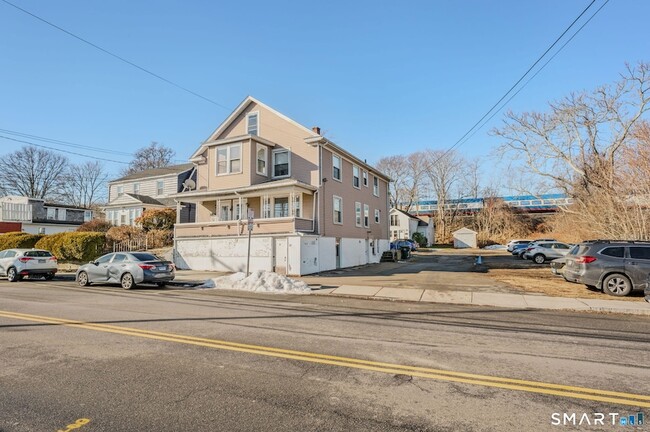 Building Photo - 113 Pequot Ave