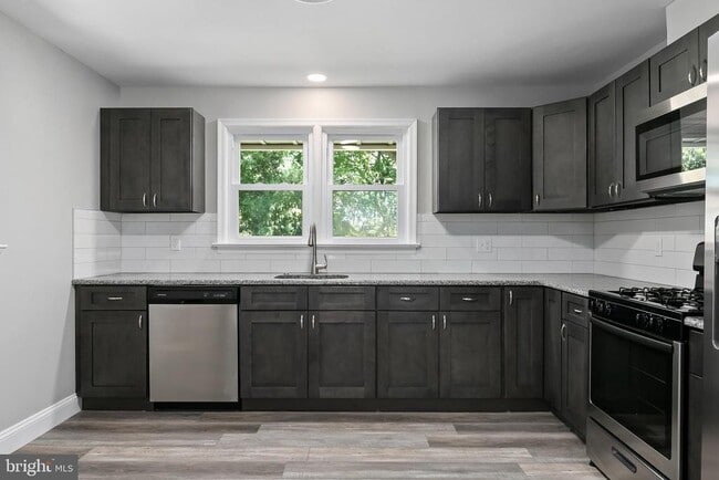 Building Photo - 405 Hamilton Rd