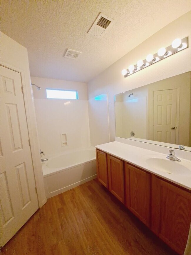 Building Photo - MOVE IN SPECIAL! 1/2 off 2nd months rent! Cute 3 bed, 2 bath home in Huning Ranch