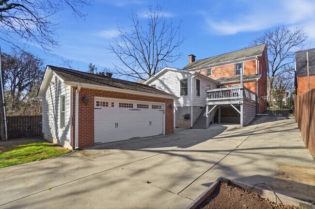 Building Photo - Historic Wesley Heights Home | Walkable to Uptown | 2 Primary Suites