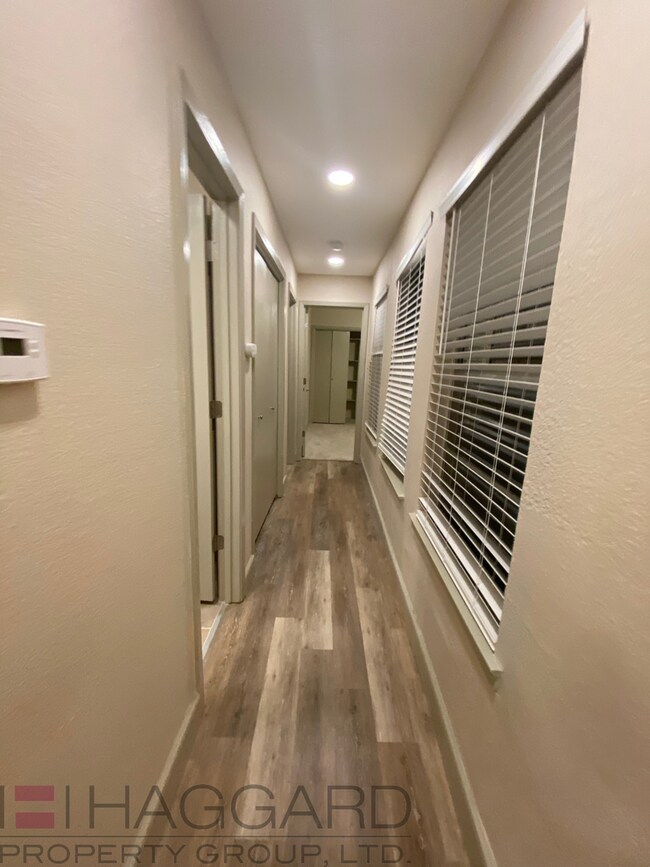 Building Photo - 3 bedroom 2 bathrooms