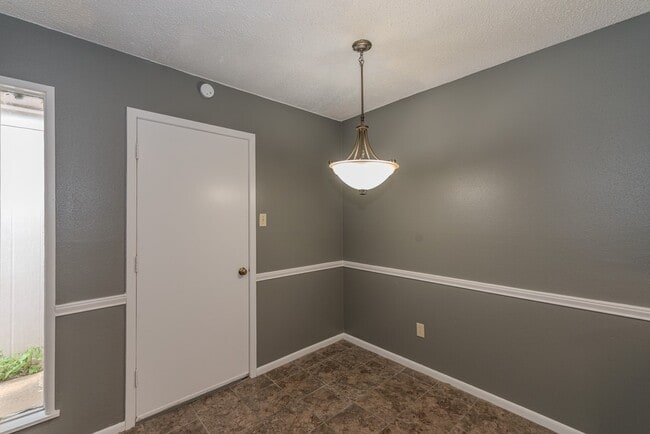 Building Photo - 6638 Lexington Dr