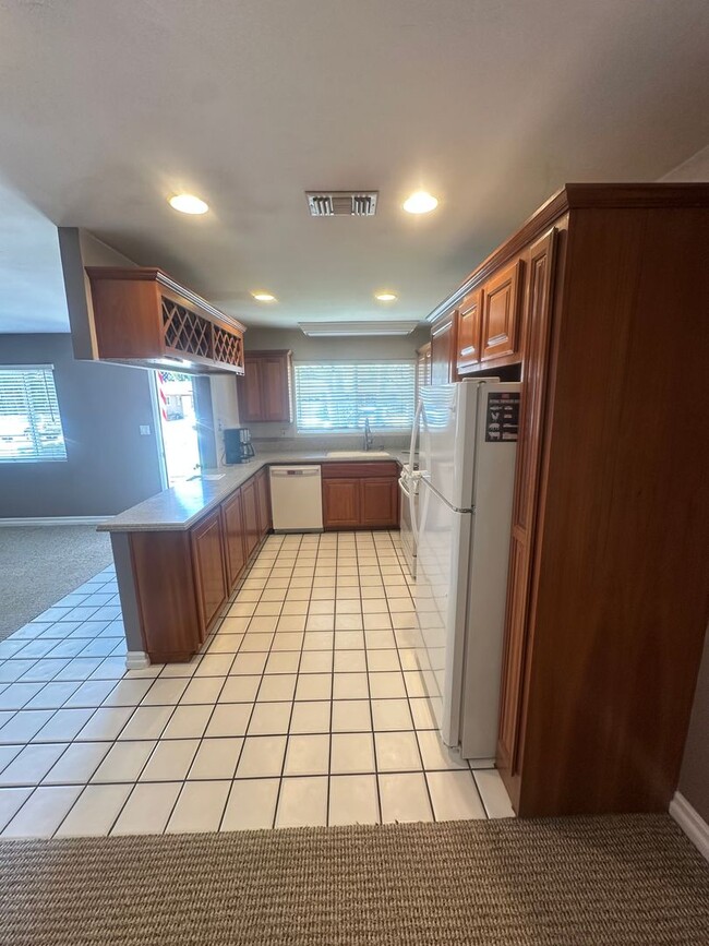 Building Photo - Beautifully landscaped 3BR/2BA house in La...