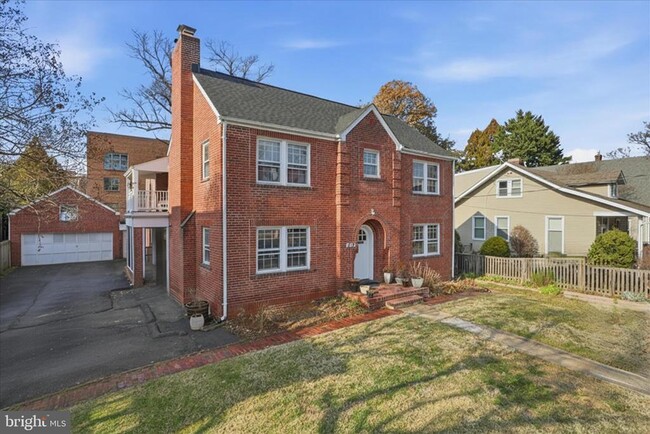 Building Photo - 904 N Ivy St