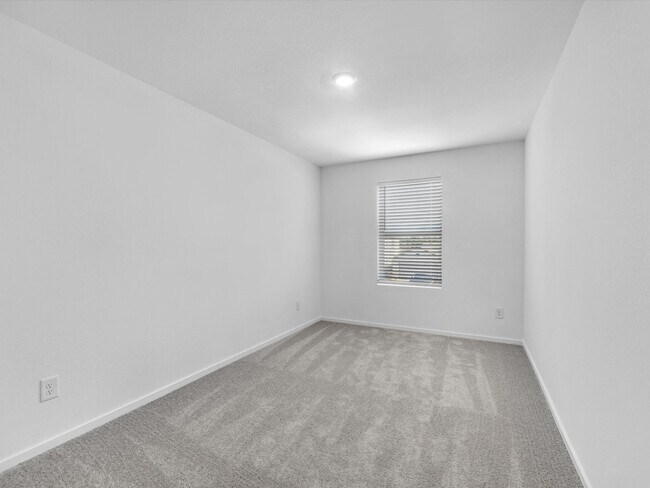 Building Photo - 25433 Carnation Ct