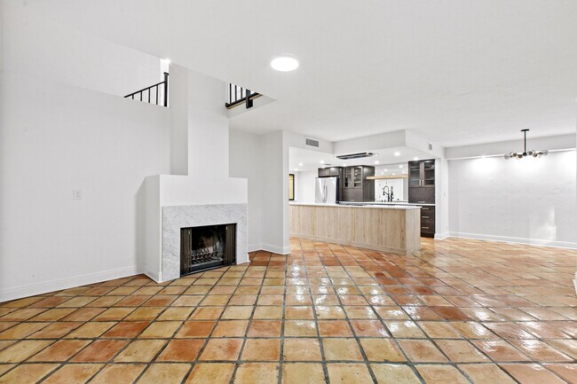 Building Photo - 19 Vía Lago