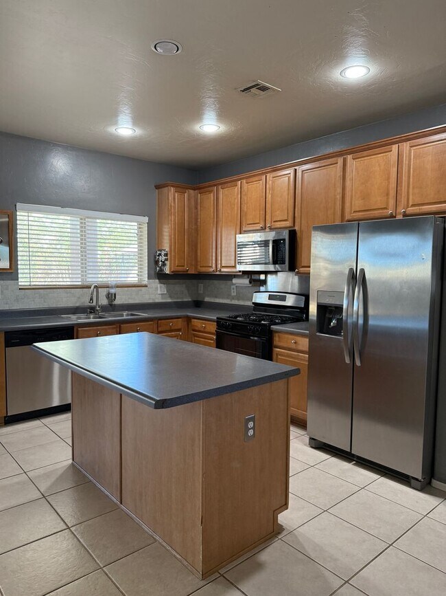 Building Photo - Beautiful 3-bed, 2-bath corner lot home in the desirable Riverhaven Community