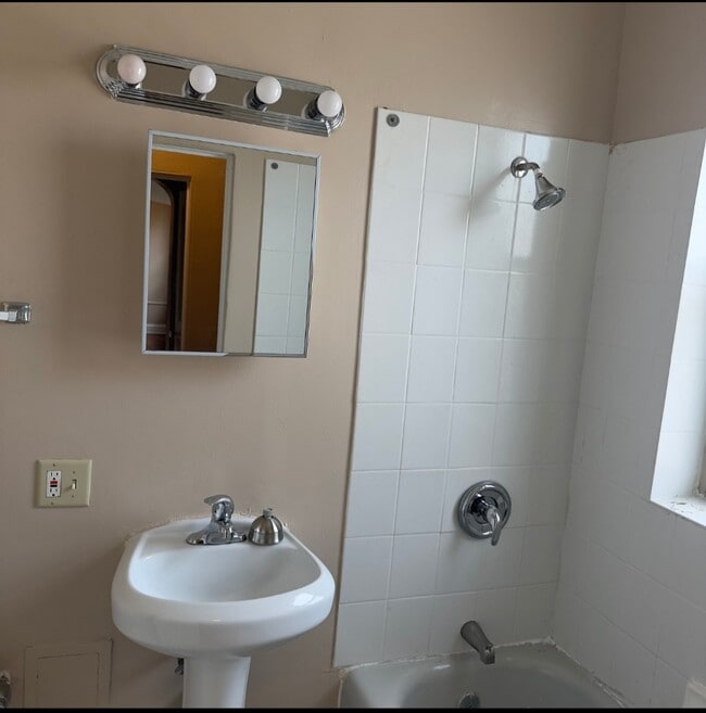 Building Photo - 8054 s Hermitage