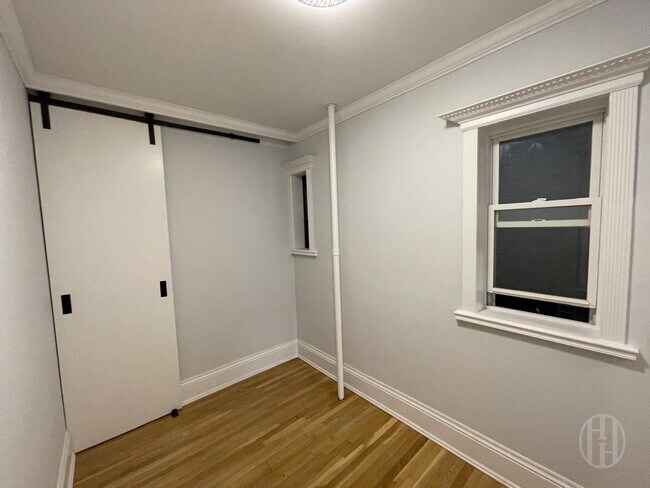 Building Photo - 425 E 73rd St