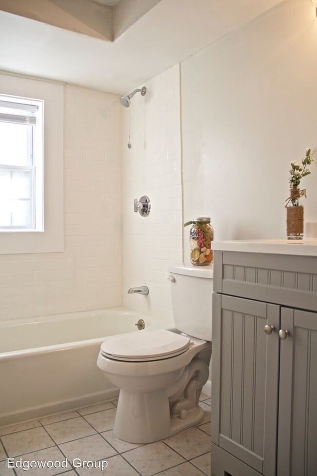 Building Photo - 1370 Smith St