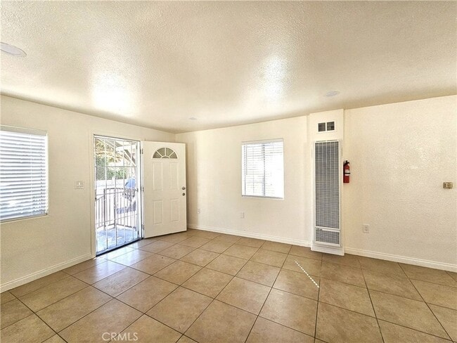 Building Photo - 654 W 21st St